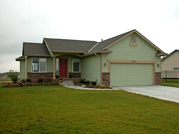 2510 N Woodridge photo 1